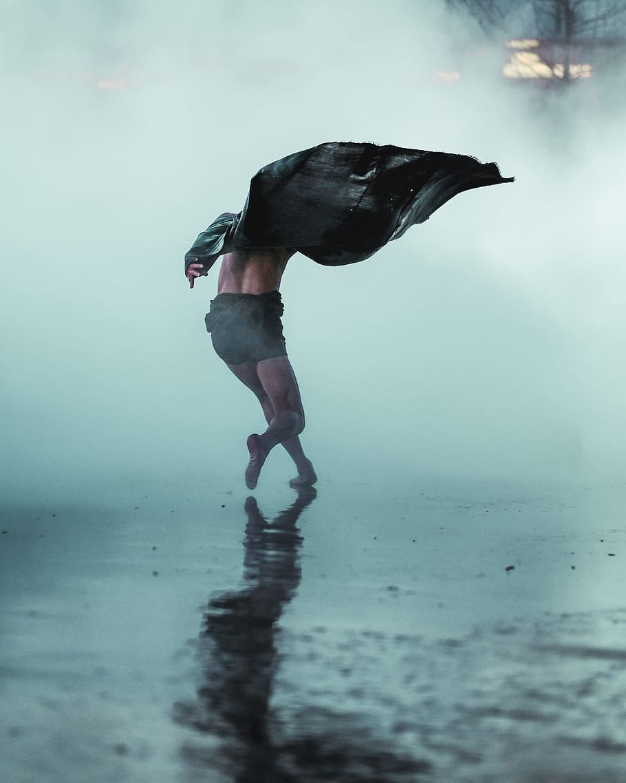 Man runs gracefully through fog and rain in Tate Modern, person in grey shorts with black leather jacket running on street with fogs HD wallpaper