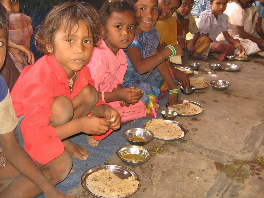 children eating roti, akshaya patra rajasthan, mid-day meal in rajasthan