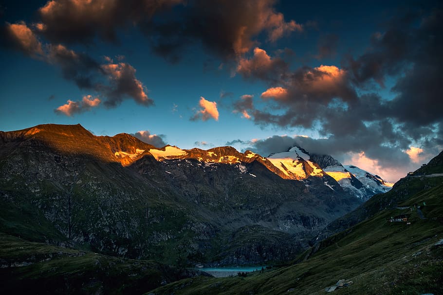 lake near mountains, mountain ranges under cloudy sky during daytime HD wallpaper