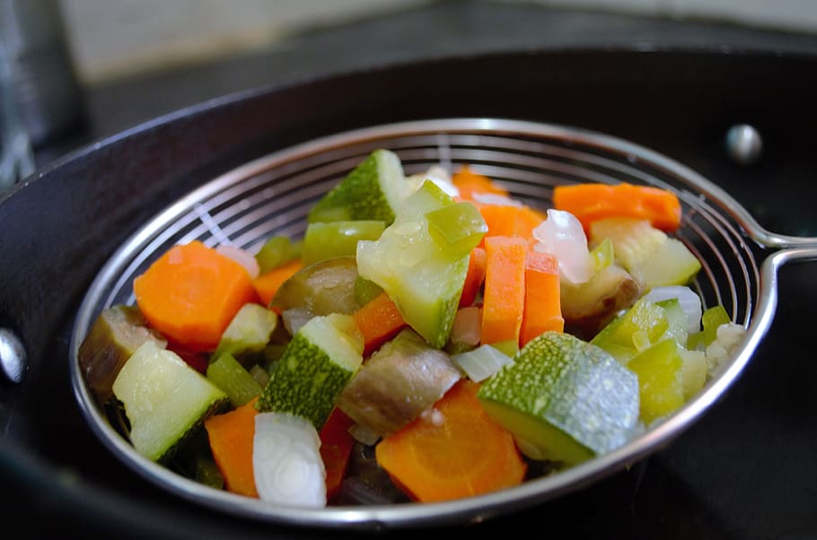 vegetables dish on gray strainer, Boiled, Blanch, Chopped, veggies HD wallpaper