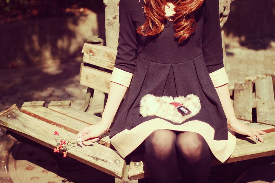woman wearing black and white half sleeve midi dress, women, sitting HD wallpaper