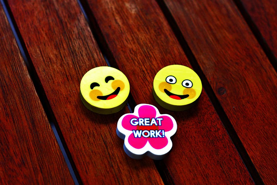 sign, badge, icon, high five, symbol, teamwork, wood - material HD wallpaper