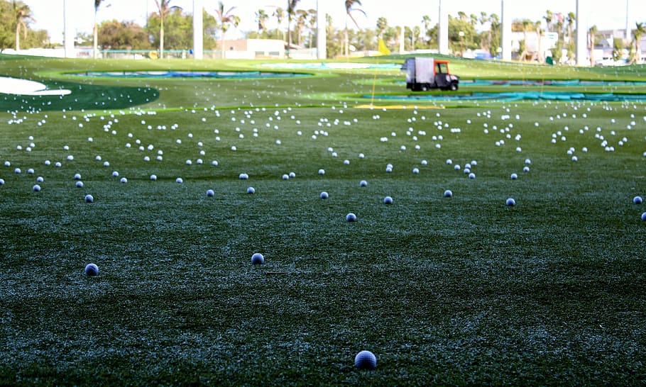 golf course under sunny sky, golf ball lot on golf course, green HD wallpaper