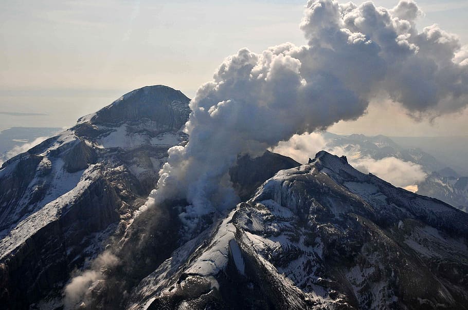 Crater with steam of redoubt Volcano in Lake Clark National Park, Alaska, HD wallpaper