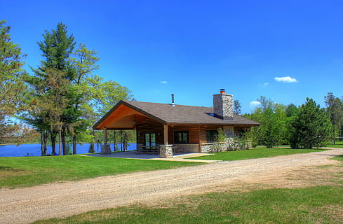 Shelter by Wood Lake at Governor Thompson State Park, Wisconsin HD wallpaper