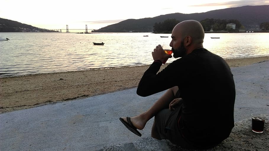 man sitting near shore while drinking, ria, vigo, sea, beach HD wallpaper
