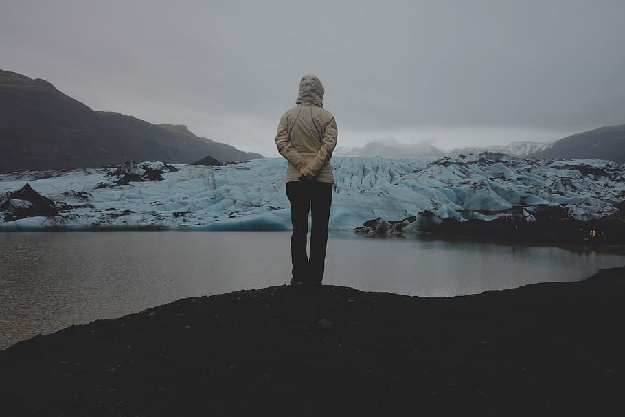 woman standing on cliff fronting body of water, person standing near still body of water during daytime, HD wallpaper