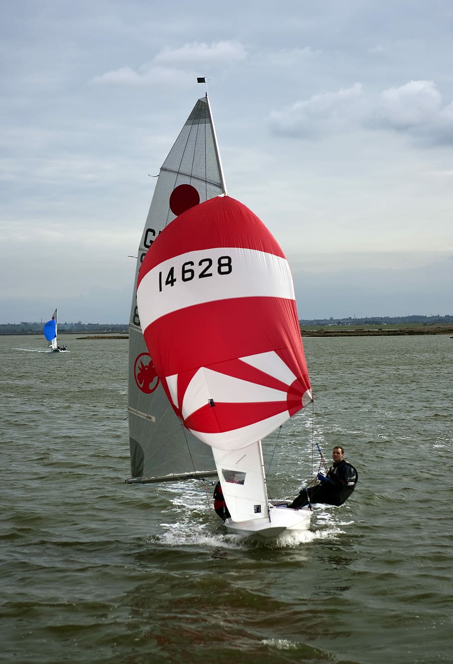 Sailboat, Spinaker, Yachtsmen, red, norsey island, essex, uk HD wallpaper