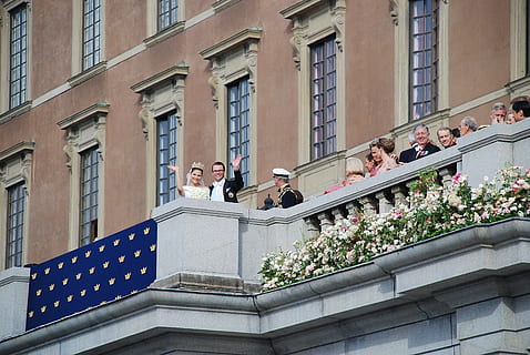 people standing on balcony at daytime, king, queen, crown, ruler HD wallpaper