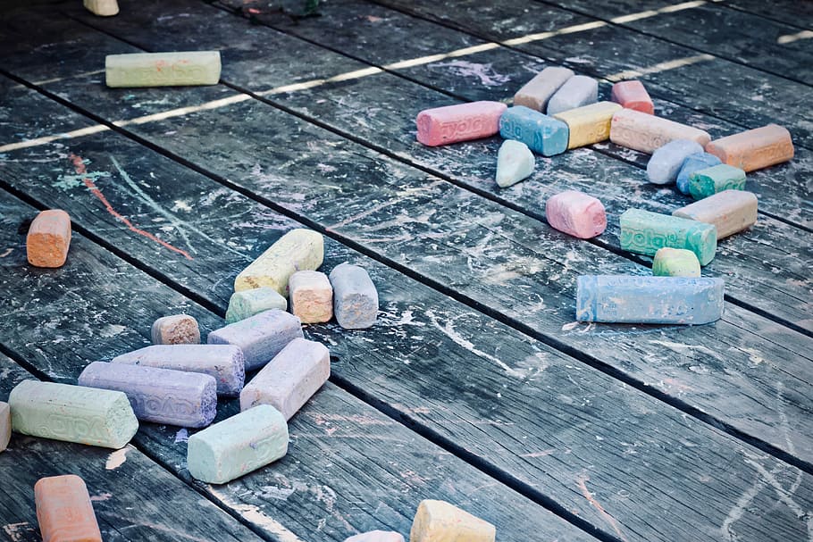 assorted-color color chalks on black wooden surface, assorted-color chalk lot on black wooden board HD wallpaper
