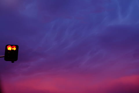 traffic light at stop light, sky, clouds, pink, purple, stoplight HD wallpaper