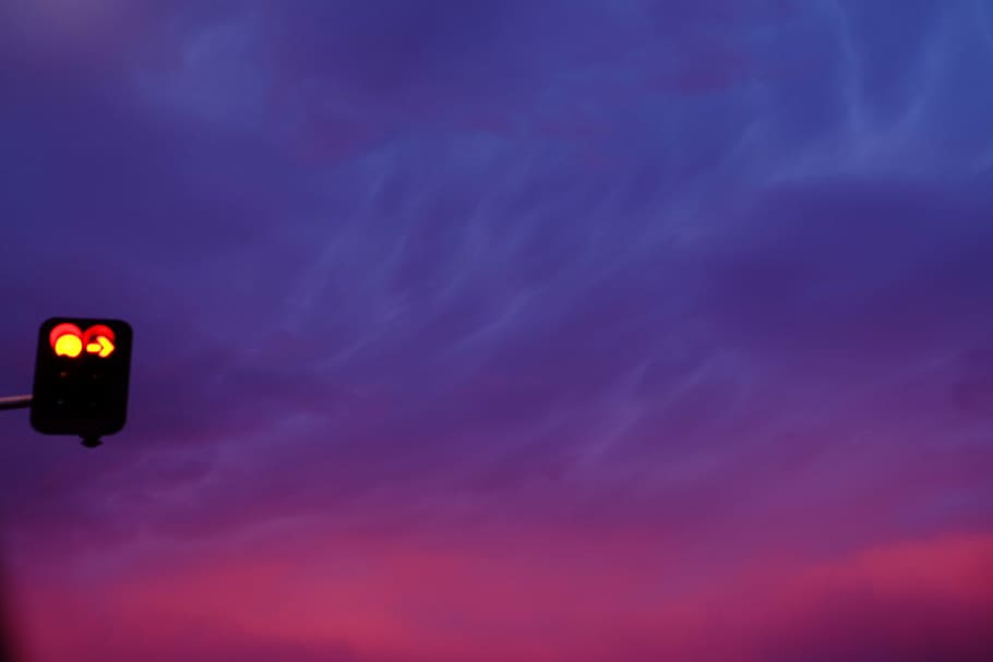 traffic light at stop light, sky, clouds, pink, purple, stoplight HD wallpaper