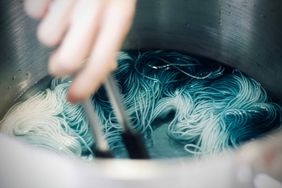 person cooking pasta, dyeing, dyeing yarn, hand dyeing, handdyed yarn