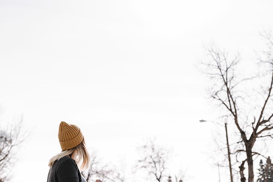 woman wearing brown beanie during daytime, woman looking at an empty sky during day tinme HD wallpaper