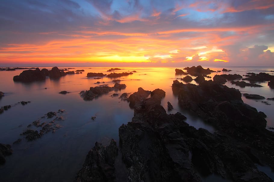 sea, dawn, nature, sky, beach, dusk, ocean, rocks, seascape, seashore HD wallpaper