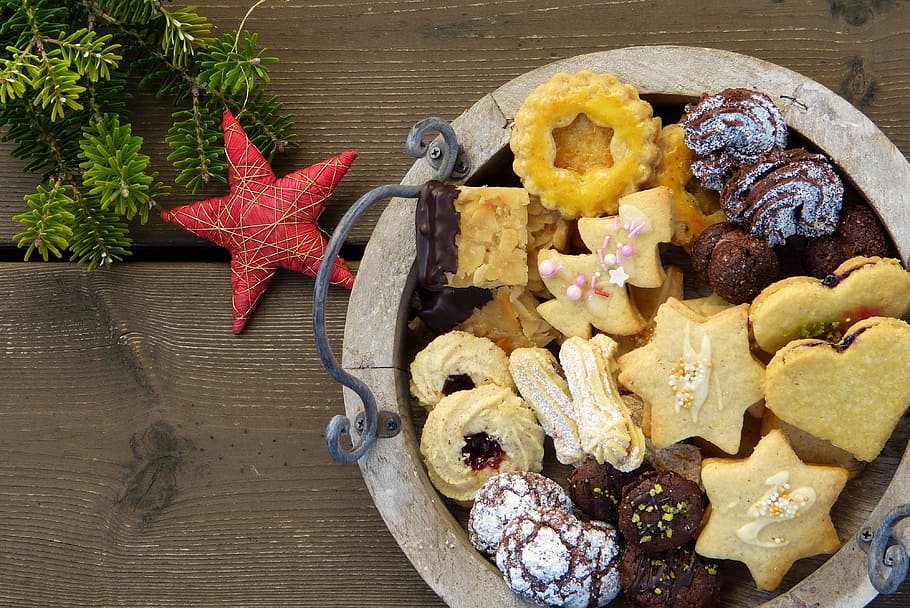 cookies on brown basket, christmas cookies, star, deco, wood