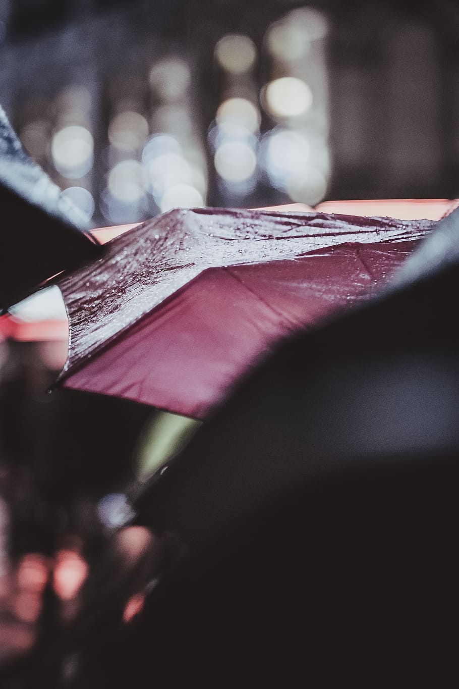 rain, umbrella, water, cold, weather, people, close-up, selective focus HD wallpaper