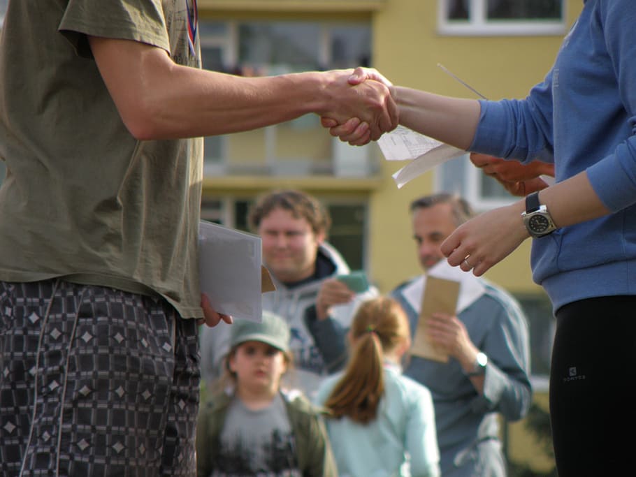 selective focus photography of two person shaking hands, handshakes HD wallpaper