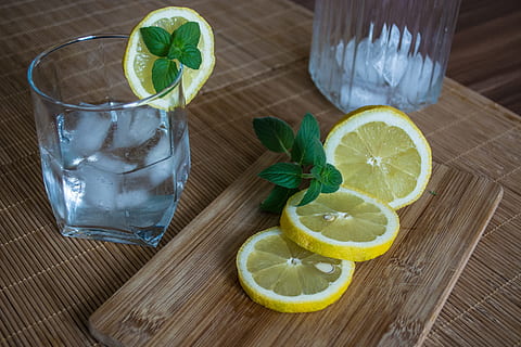 clear glass cup with cocktail on table, lemon, ice cubes, summer HD wallpaper