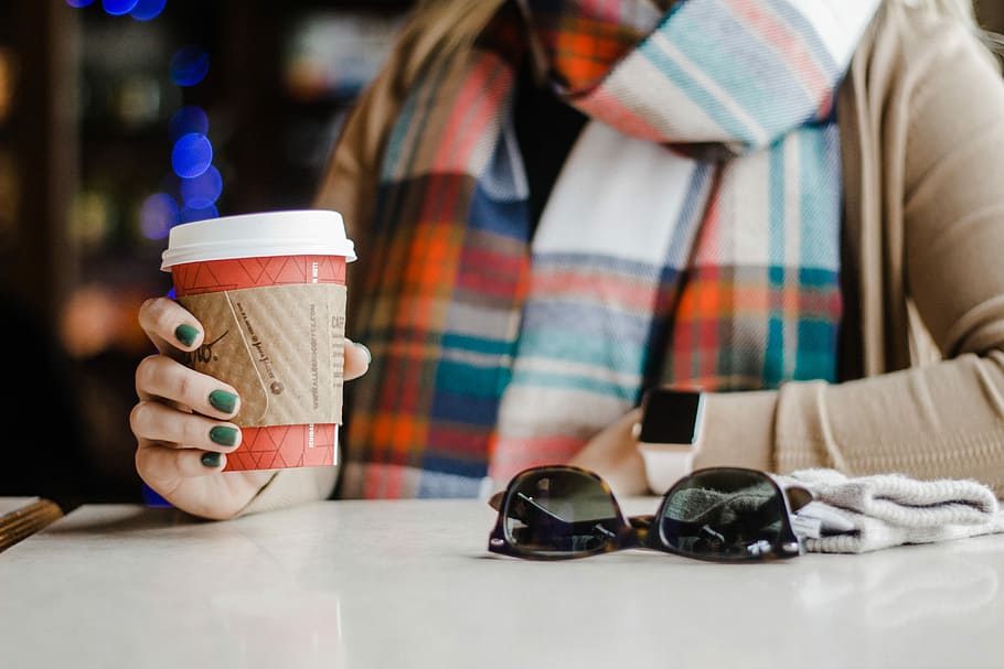 woman holding white disposable cup while leaning on table, human holding disposable cup near sunglasses HD wallpaper