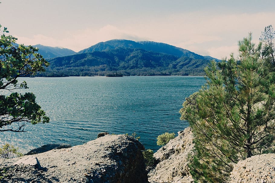 mountains, lake, sunshine, pine tree, rocks, nature, outdoors HD wallpaper