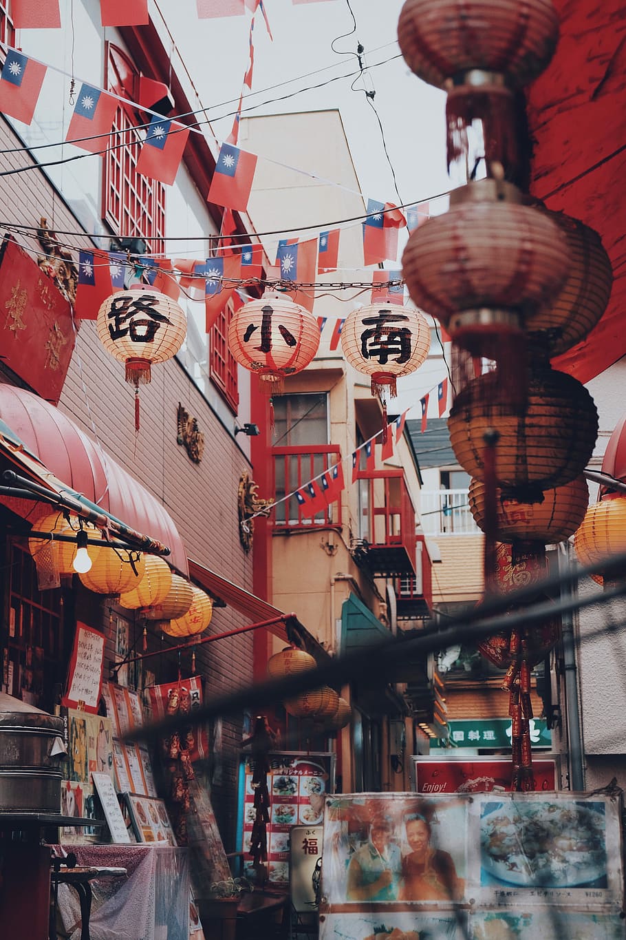 Chinese paper lanterns displayed, light, building, street, flag HD wallpaper