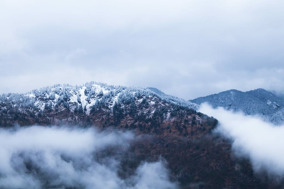 birds-eye view of mountain covered with clouds, mountain scenery HD wallpaper