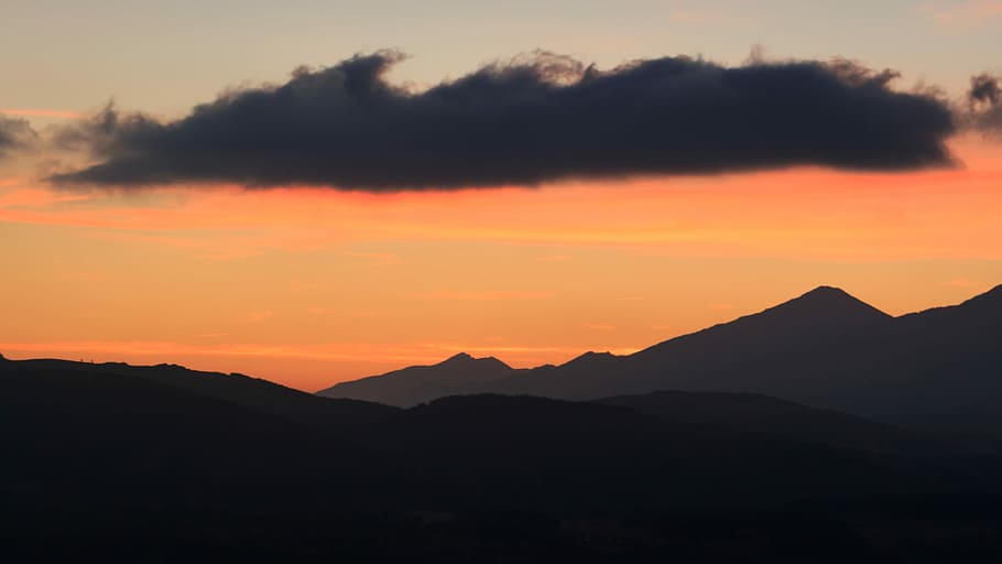 silhouette photo of mountain at golden hour, silhouette of mountains during golden hour HD wallpaper