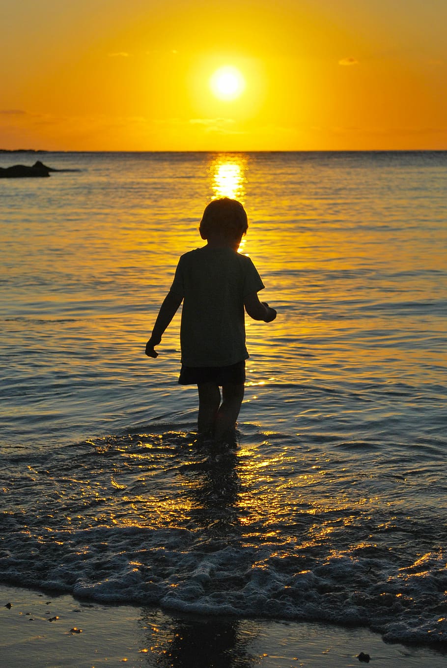 boy, sea, sunset, silhouette, yellow, playing, water, evening HD wallpaper