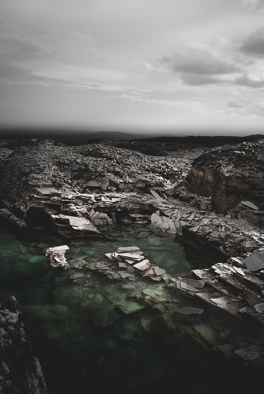 gray stones with body of water digital wallpaper, body of water surrounded with rock slabs HD wallpaper