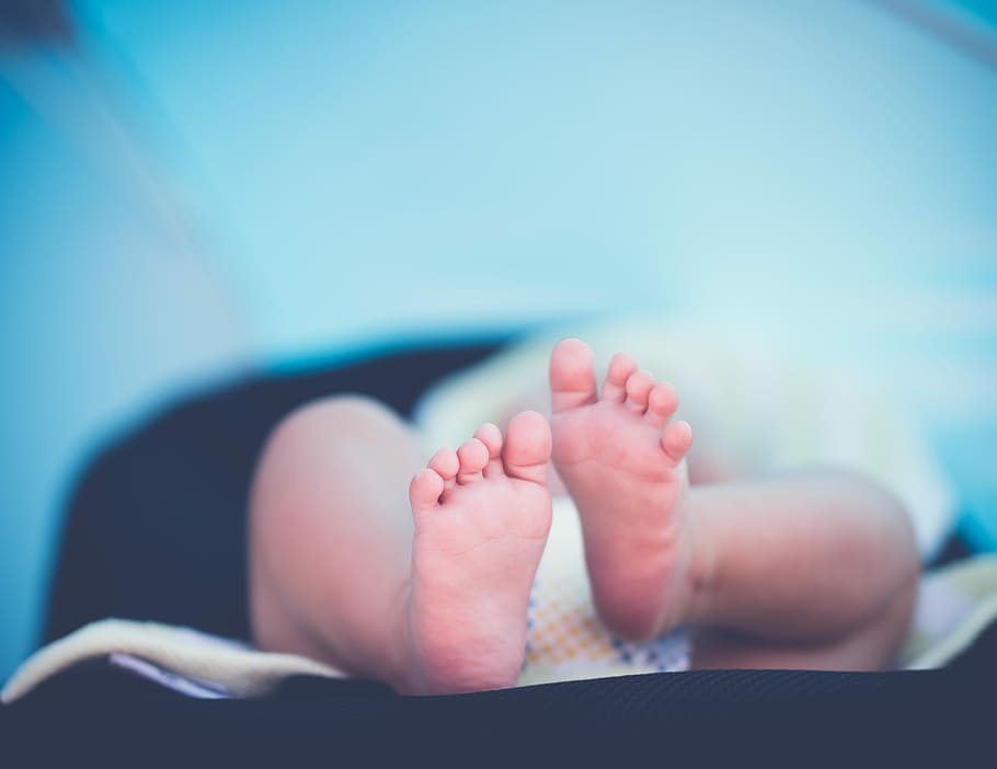 shallow focus photography of baby wearing white diaper lying, selective focus photography of baby's feet, HD wallpaper