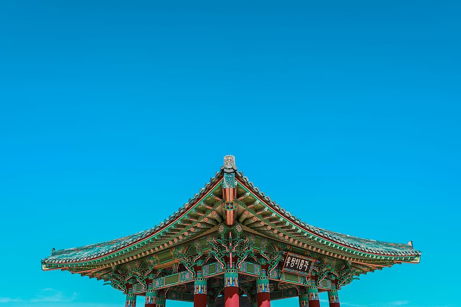 close-up photography of green and red temple during daytime, photo of gray temple roof HD wallpaper