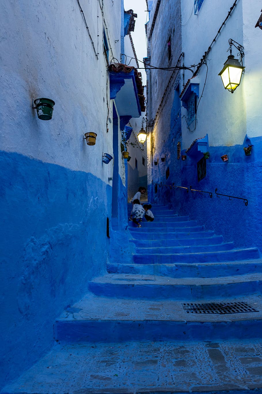 Chefchaouen, girls walking up stair, step, corridor, hallway HD wallpaper