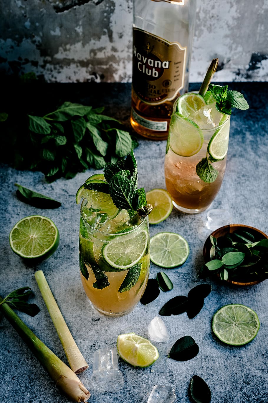 two lemon juice on tabletop, two glasses of lime drinks surrounded of limes and mint leaves HD wallpaper