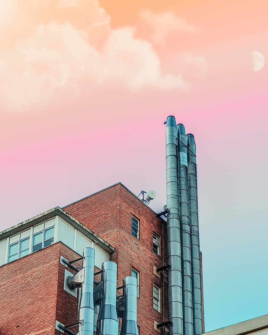 worm's eye-view or brown building, worm's eye view of building with exhaust under pink sky HD wallpaper