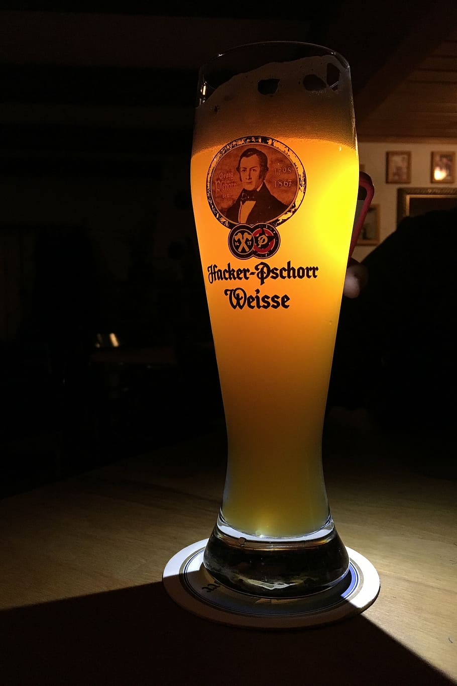 beer, glass, pub, shadow, yellow, full, table, indoors, food and drink HD wallpaper