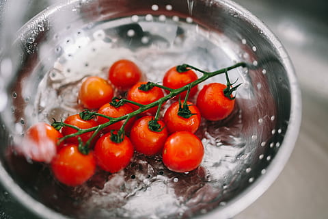 Washing vegetables in colander, tomatoes, green bean, healthy HD wallpaper