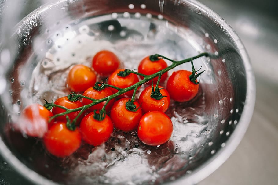 Washing vegetables in colander, tomatoes, green bean, healthy HD wallpaper