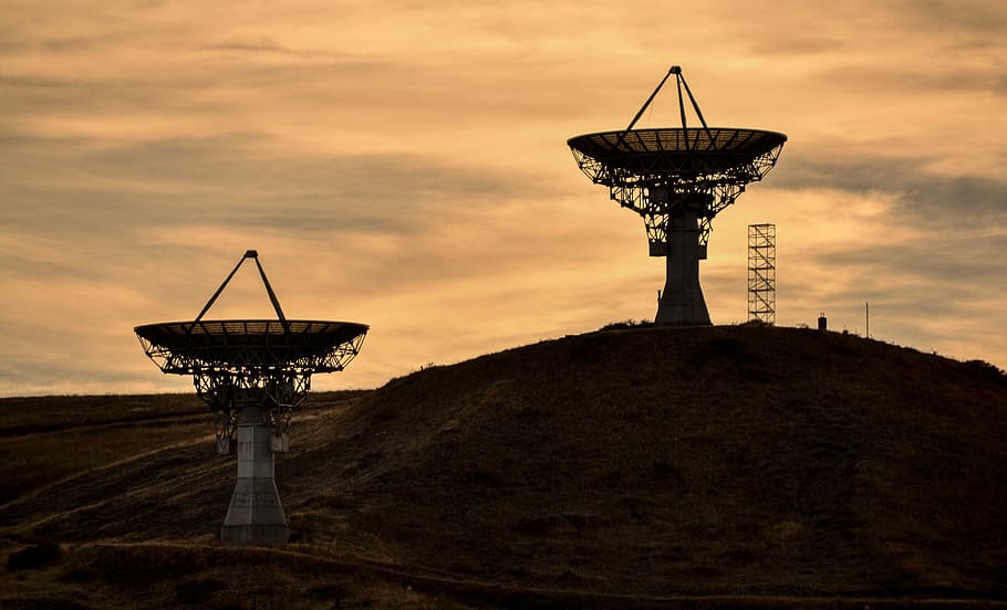 Search for life, silhouette of parabolic antennas during golden house HD wallpaper