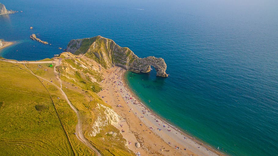 aerial photography of mountain near shore, aerial photography of mountain near ocean HD wallpaper