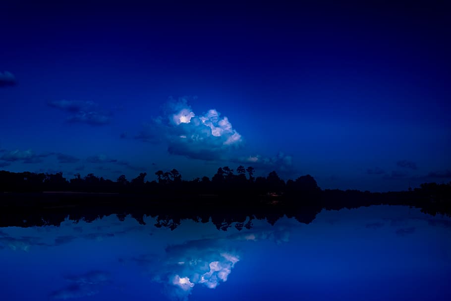 Night blu. Ночные облака. Голубая ночь фото. Пейзажи ночные с водой. Ночной синий цвет.