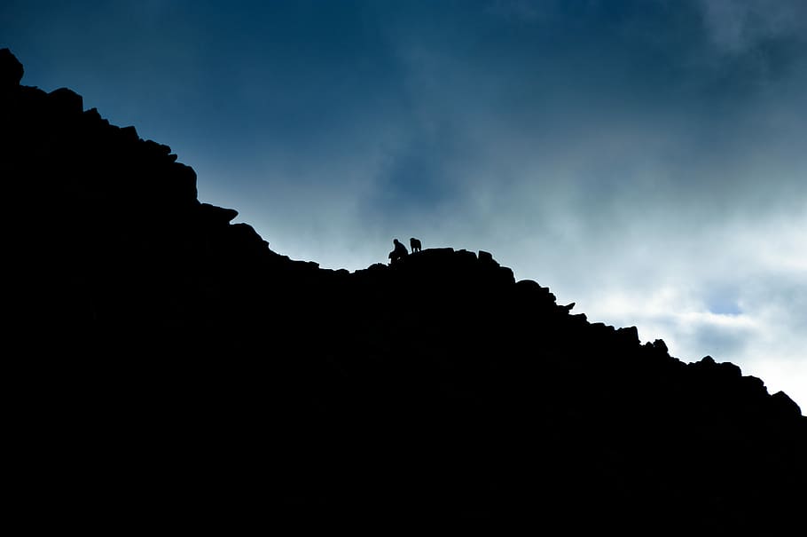 low angle of person on rock cliff, silhouette of a person sitting on mountain HD wallpaper
