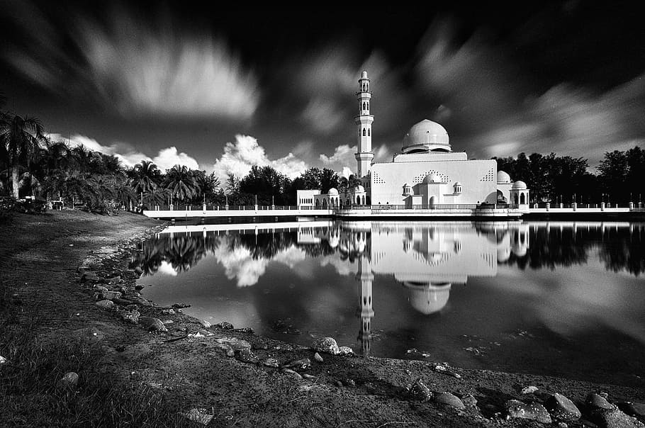 Grayscale Photography of Body of Water and Concrete Building HD wallpaper