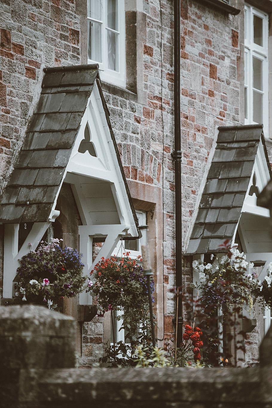Pretty Cottage Frontage, flowering garden in front of a brick building HD wallpaper