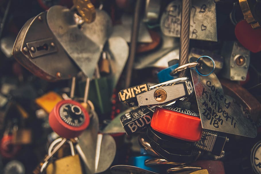 shallow focus of lovelocks, shallow focus photo of padlocks, large group of objects HD wallpaper