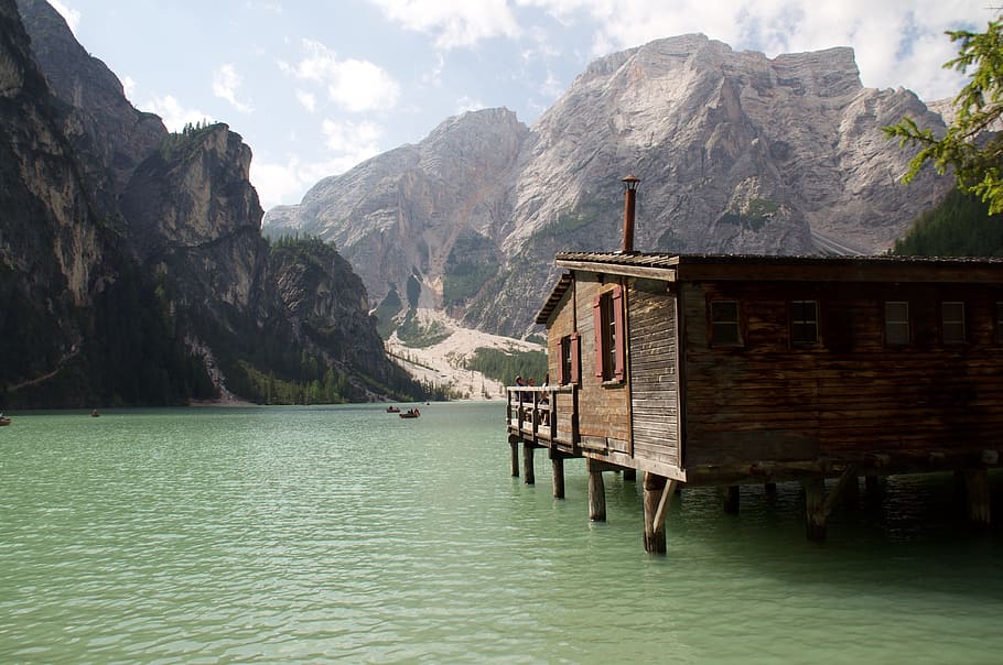 lake, mountain, green, excursion, water, mountain range, built structure HD wallpaper