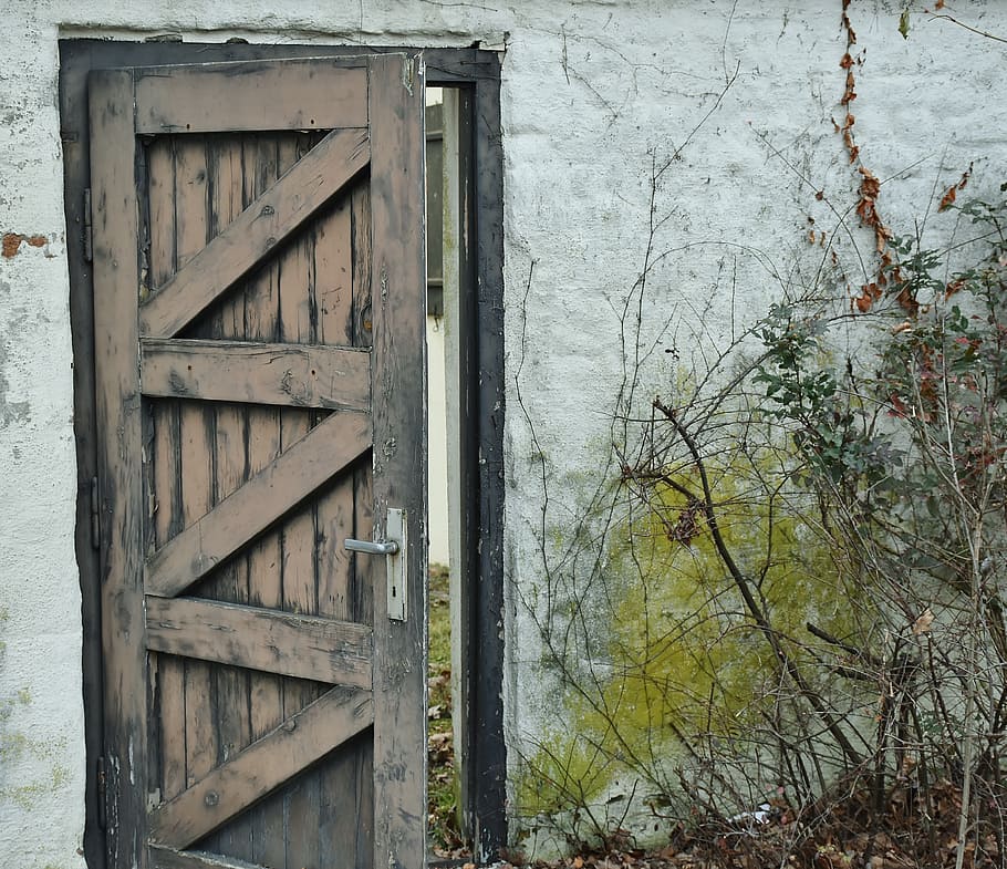 photo of brown wooden door, passage, building, rural, old building, HD wallpaper