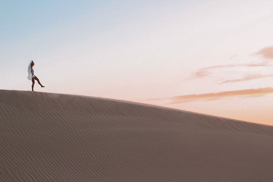photo of person walking along desert, walking person on desert under clear sky HD wallpaper