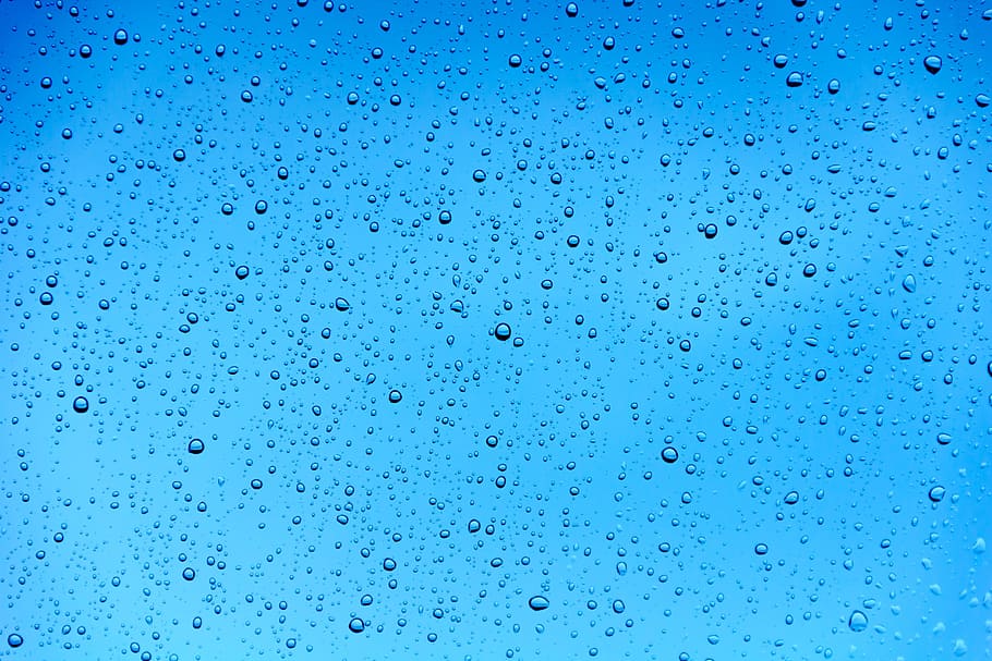 close-up photo of water drops under blue sky during daytime HD wallpaper