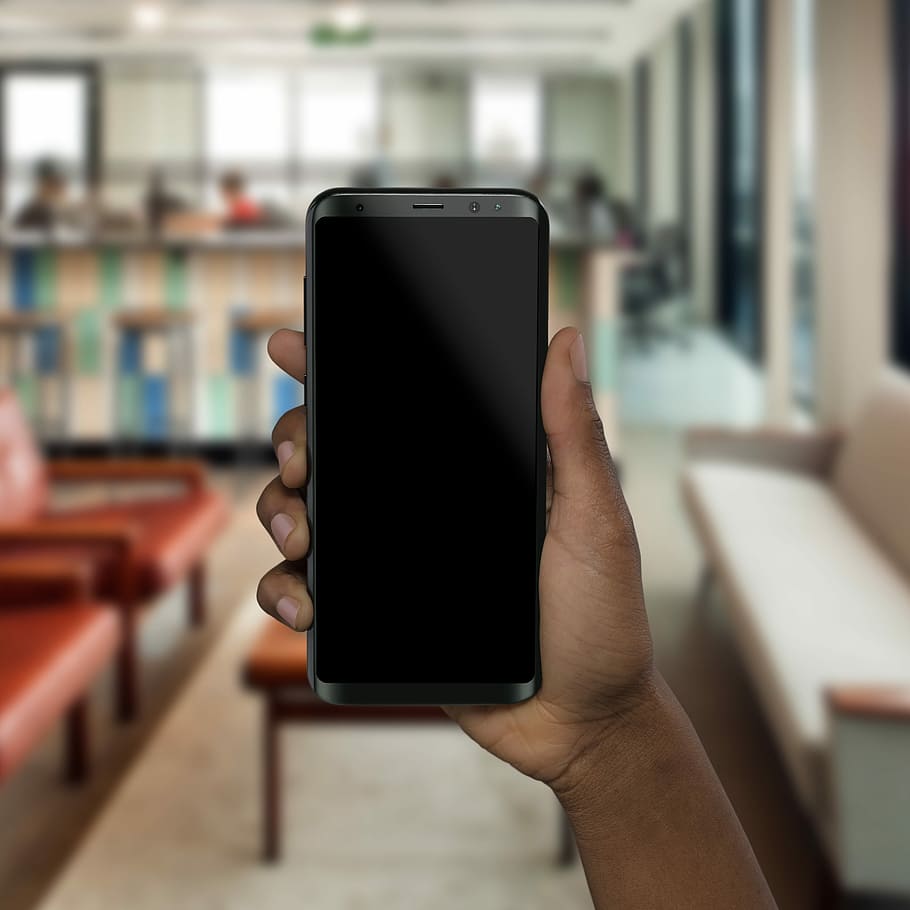 person holding smartphone, person holding Samsung Galaxy S8+ HD wallpaper